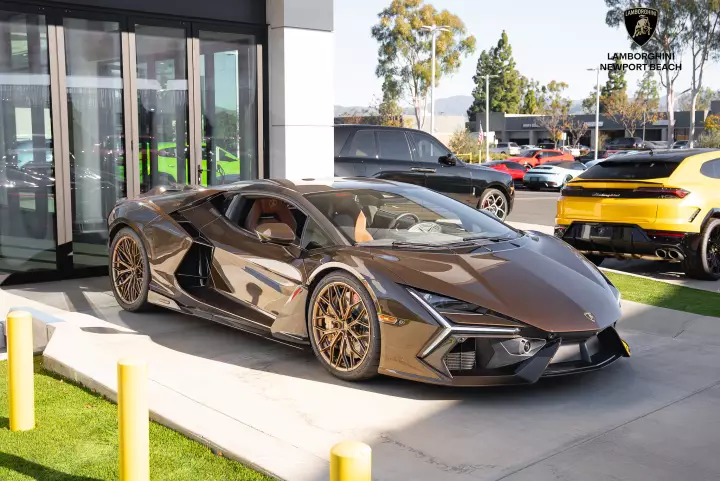 Lamborghini Revuelto painted in Marrone Alcestis