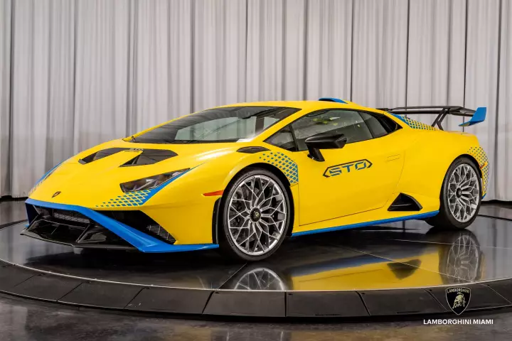 Lamborghini Huracán STO (LP640-2) painted in Giallo Belenus and Blu Nila