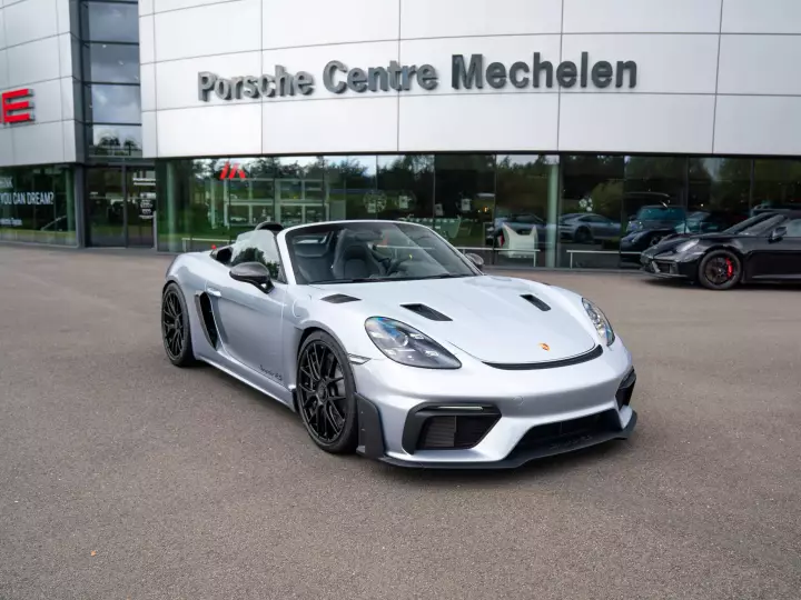Porsche 718 Spyder RS (982) painted in Polar Silver Metallic