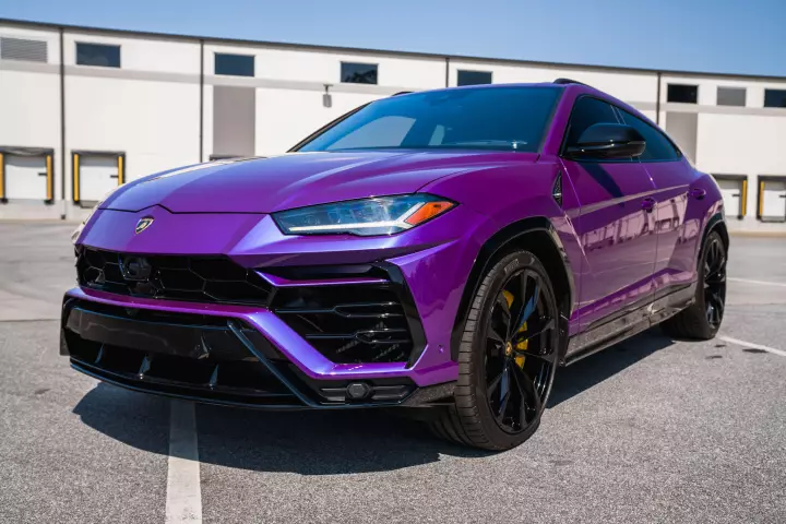 Lamborghini Urus painted in Viola Mithras
