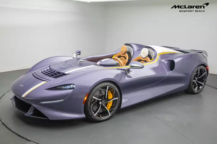 McLaren Elva painted in Grigio Madelaine