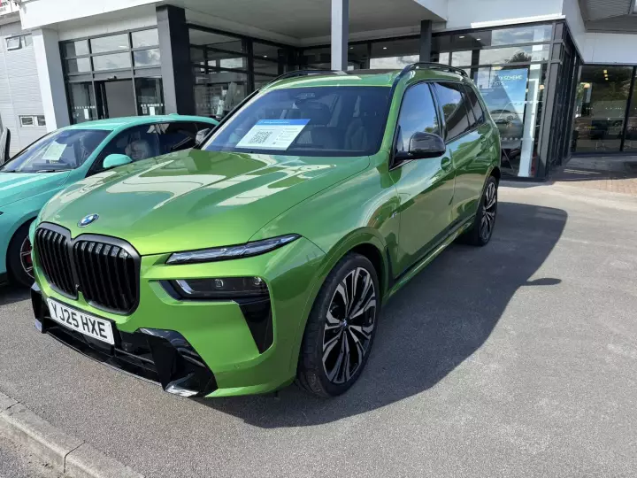 BMW X7 (G07) painted in Java Green II