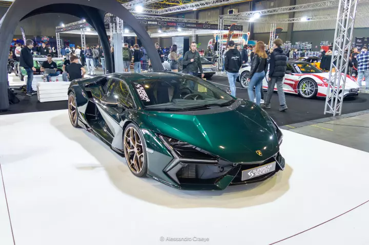 Lamborghini Revuelto painted in Verde Hydra