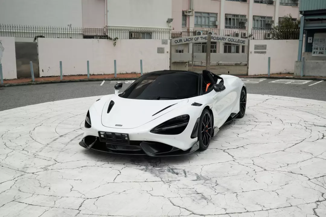 McLaren 765LT Spider painted in Silica White
