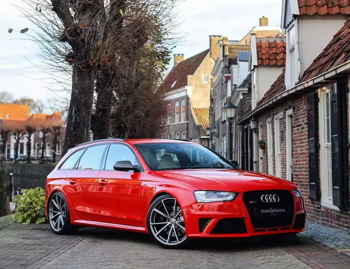 Audi RS4 Avant (B8) painted in Misano Red