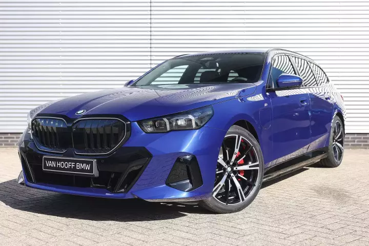 BMW 5 Series Touring (G61) painted in Interlagos Blue