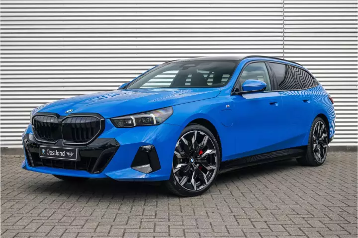 BMW 5 Series Touring (G61) painted in Gentian Blue