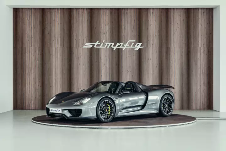 Porsche 918 Spyder painted in Meteor Grey Metallic