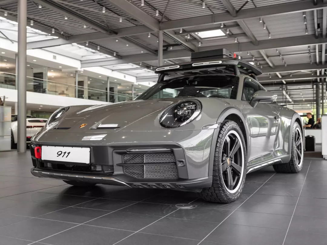 Porsche 911 Dakar (992) painted in Alex Grey