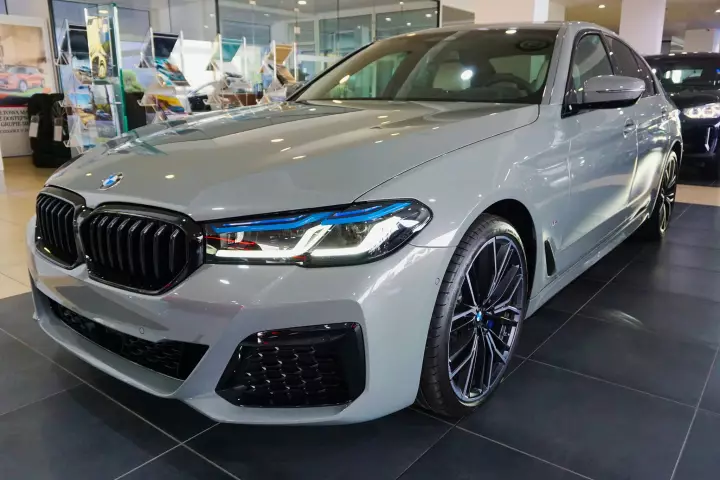BMW 5 Series (G30) painted in Lime Rock Grey