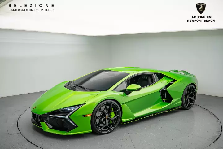 Lamborghini Revuelto painted in Verde Selvans
