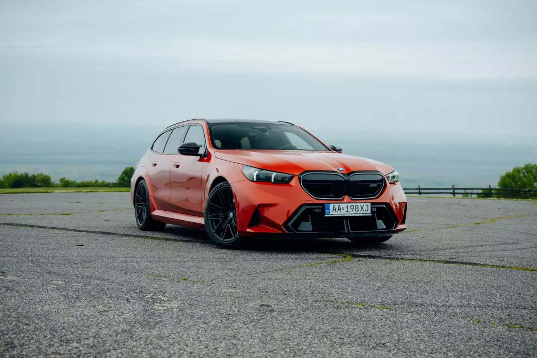 BMW M5 Touring (G99) painted in Sakhir Orange III
