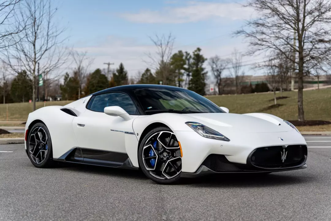 Bianco Audace / Nero Enigma - Maserati MC20