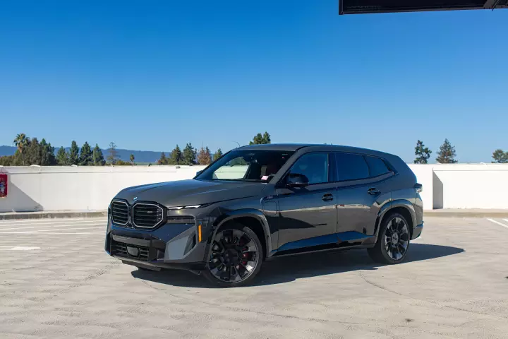 BMW XM painted in Dravit Grey