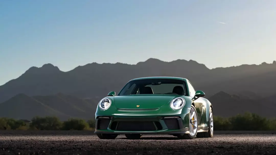 Porsche 911 GT3 Touring (991.2) painted in British Racing Green