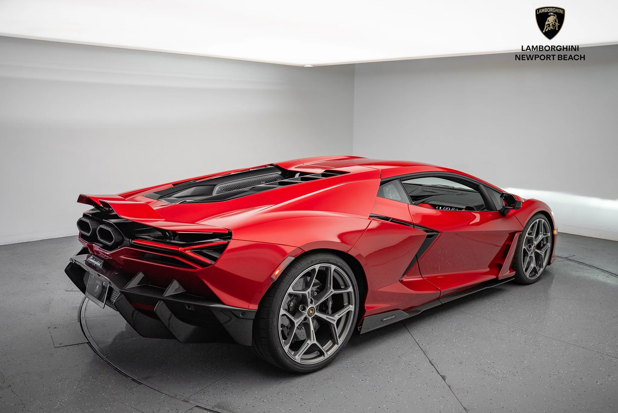 Rosso Efesto Lamborghini Revuelto