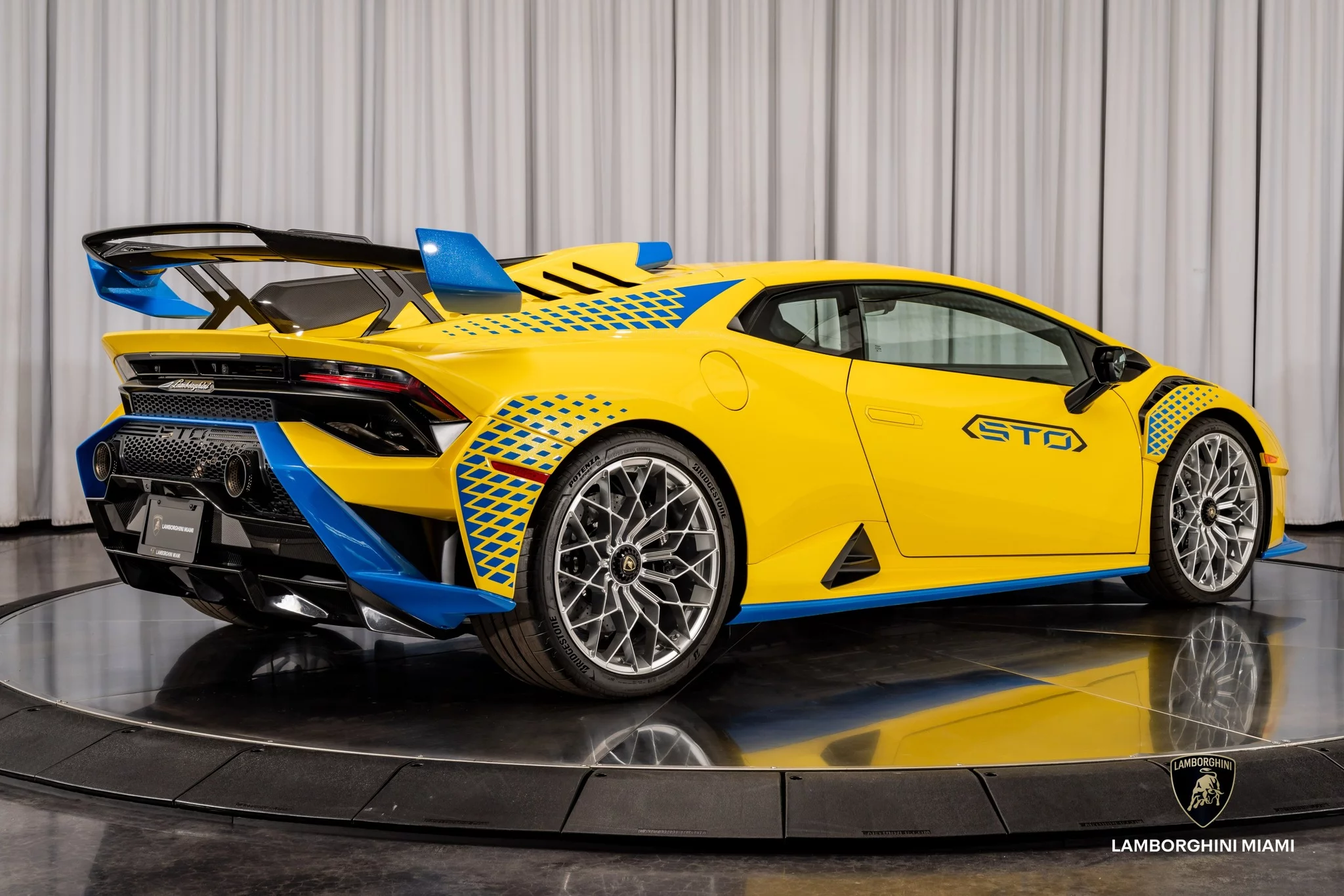 Giallo Belenus Lamborghini Huracán