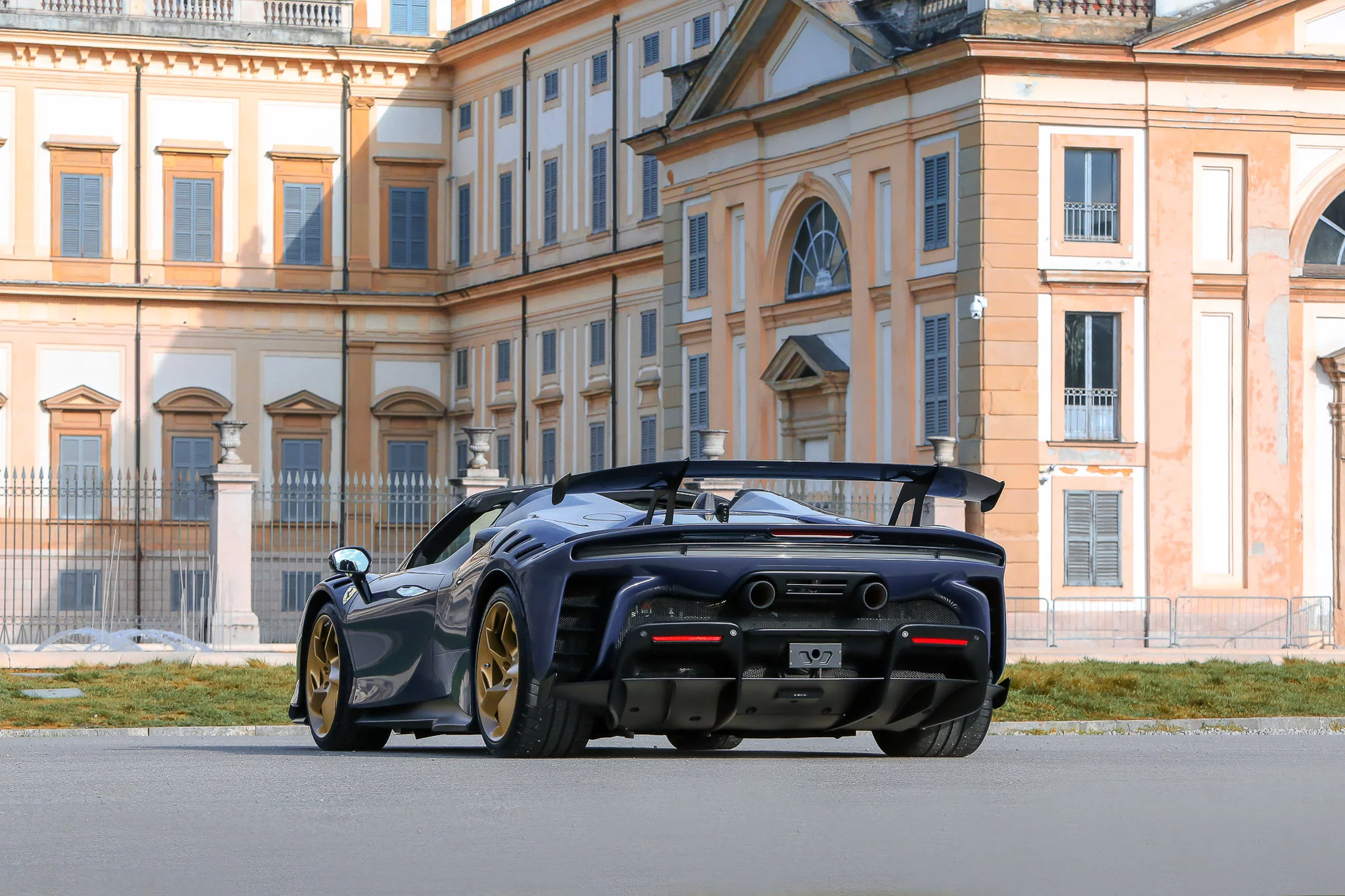 Blu Elder Ferrari SF90