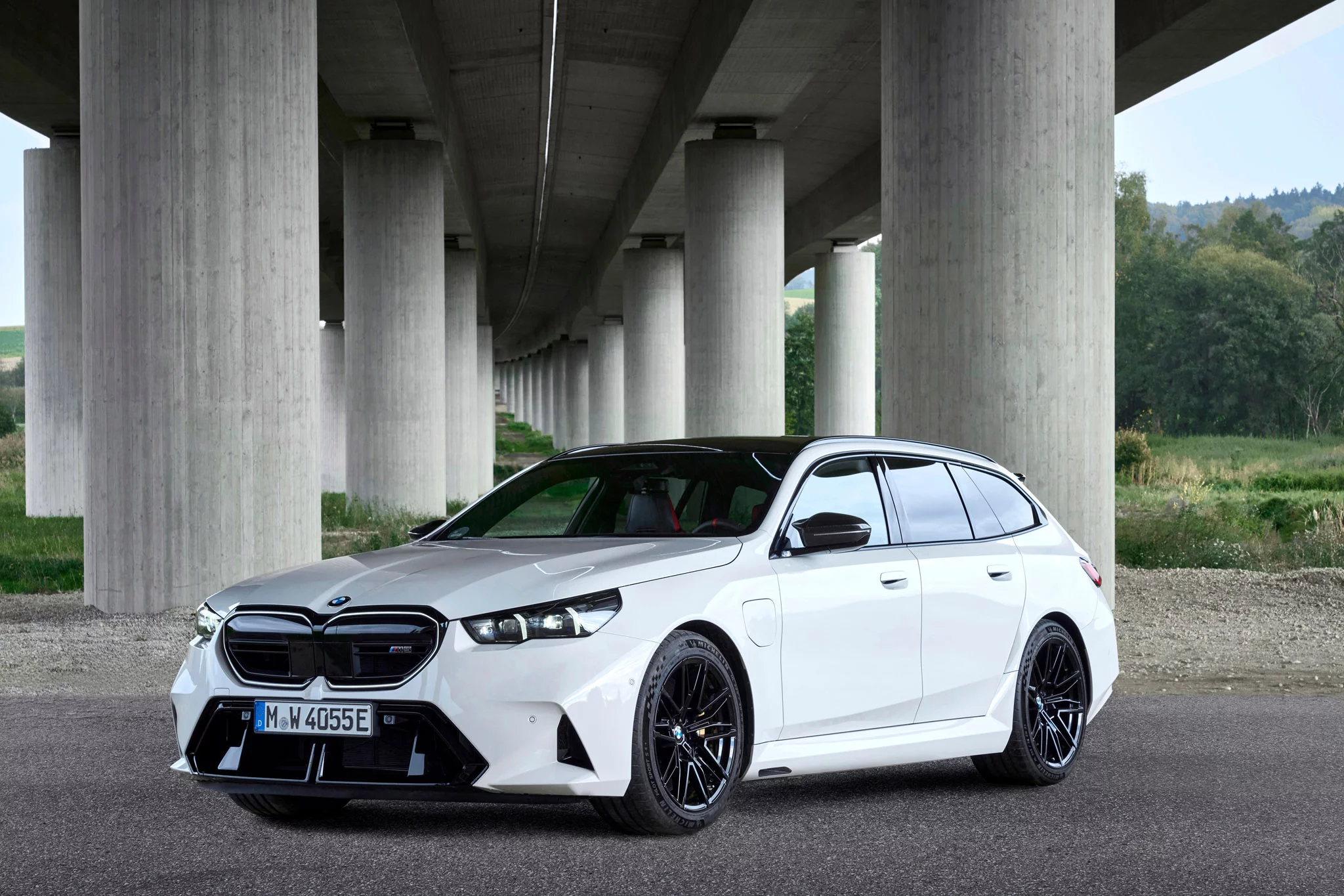 Alpine White III BMW M5