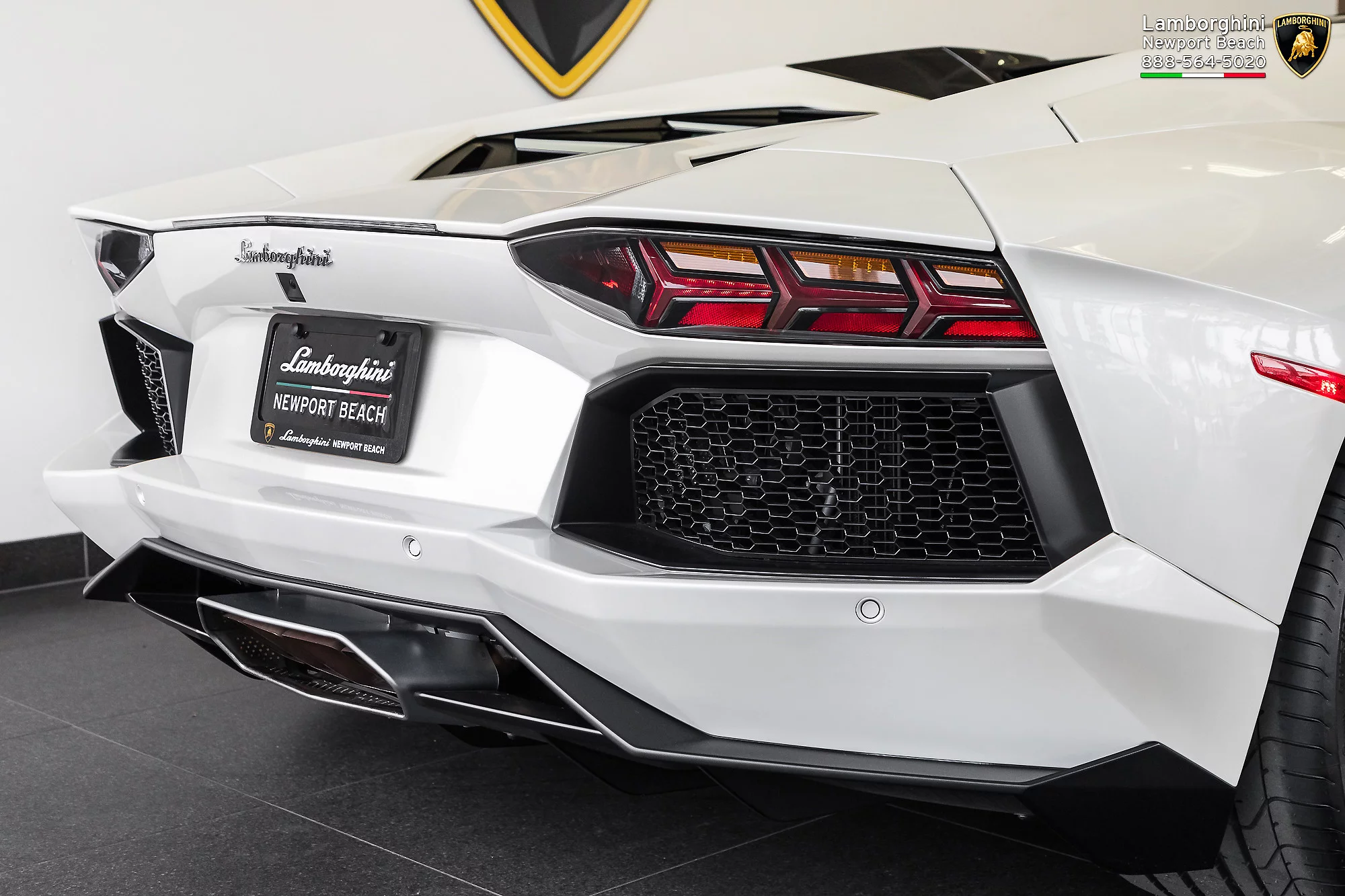 Balloon White Lamborghini Aventador