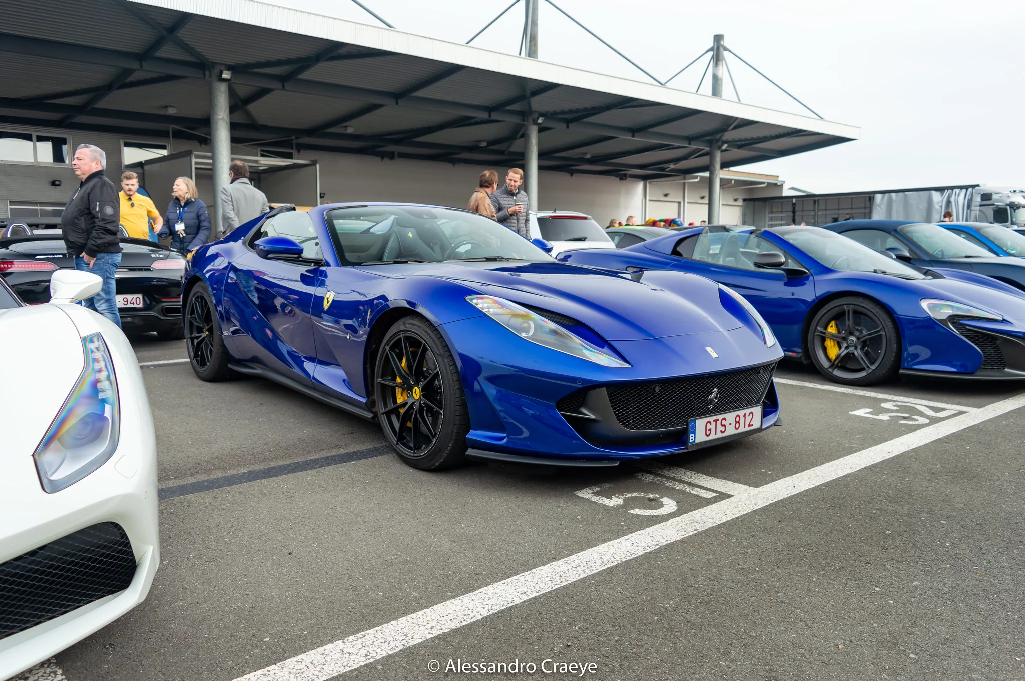 Blu Elettrico Ferrari 812