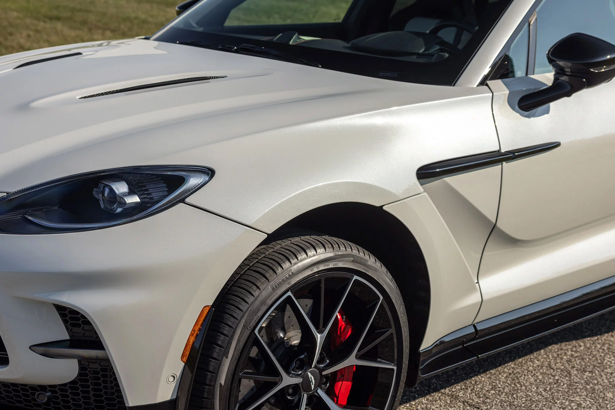 Neutron White Aston Martin DBX