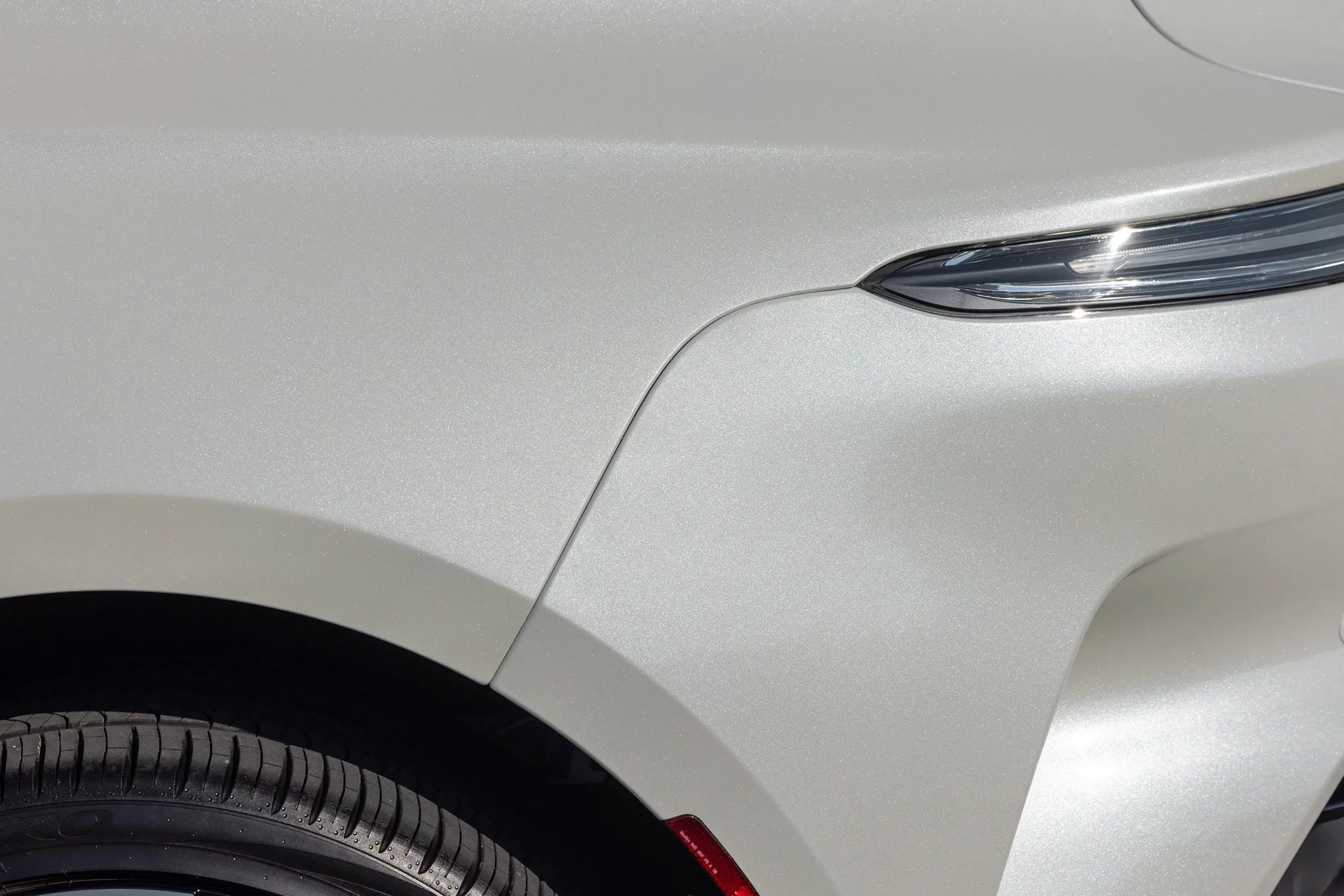 Neutron White Aston Martin DBX