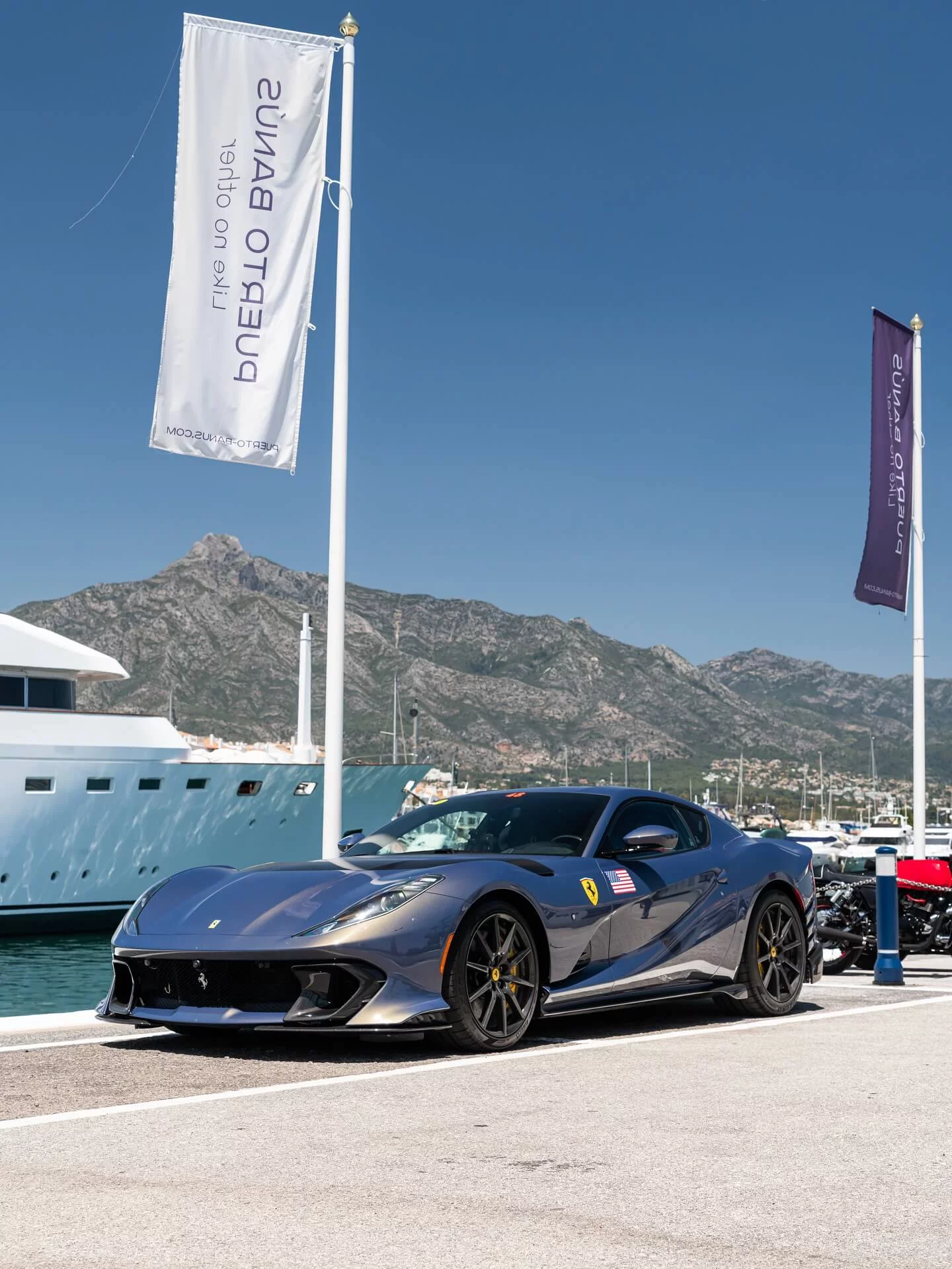 Blu Elder Ferrari 812