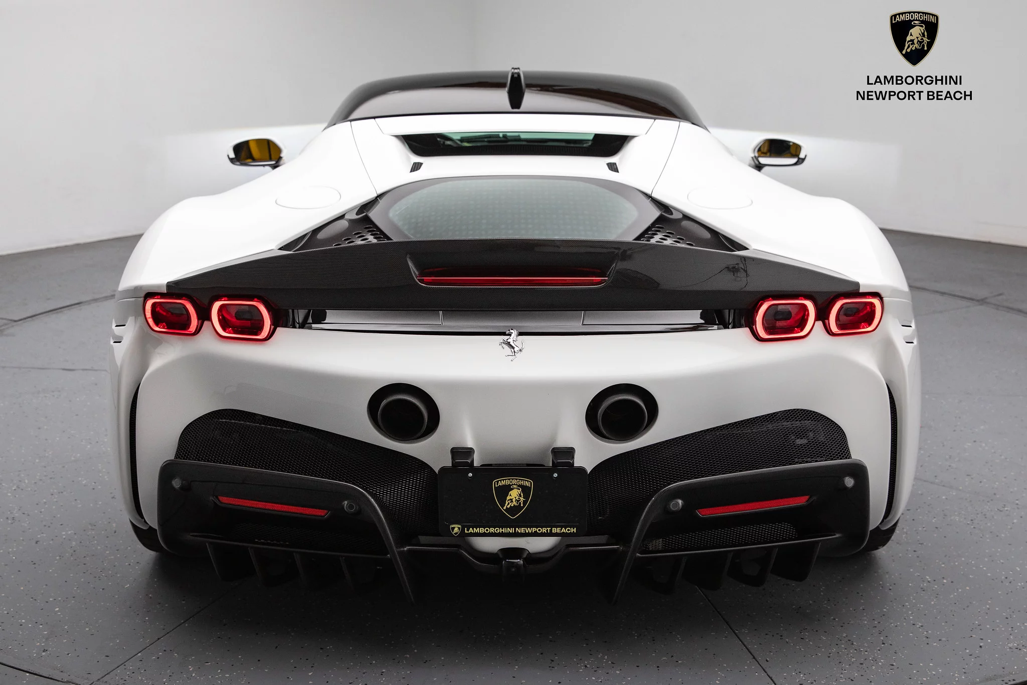 Bianco King Ferrari SF90