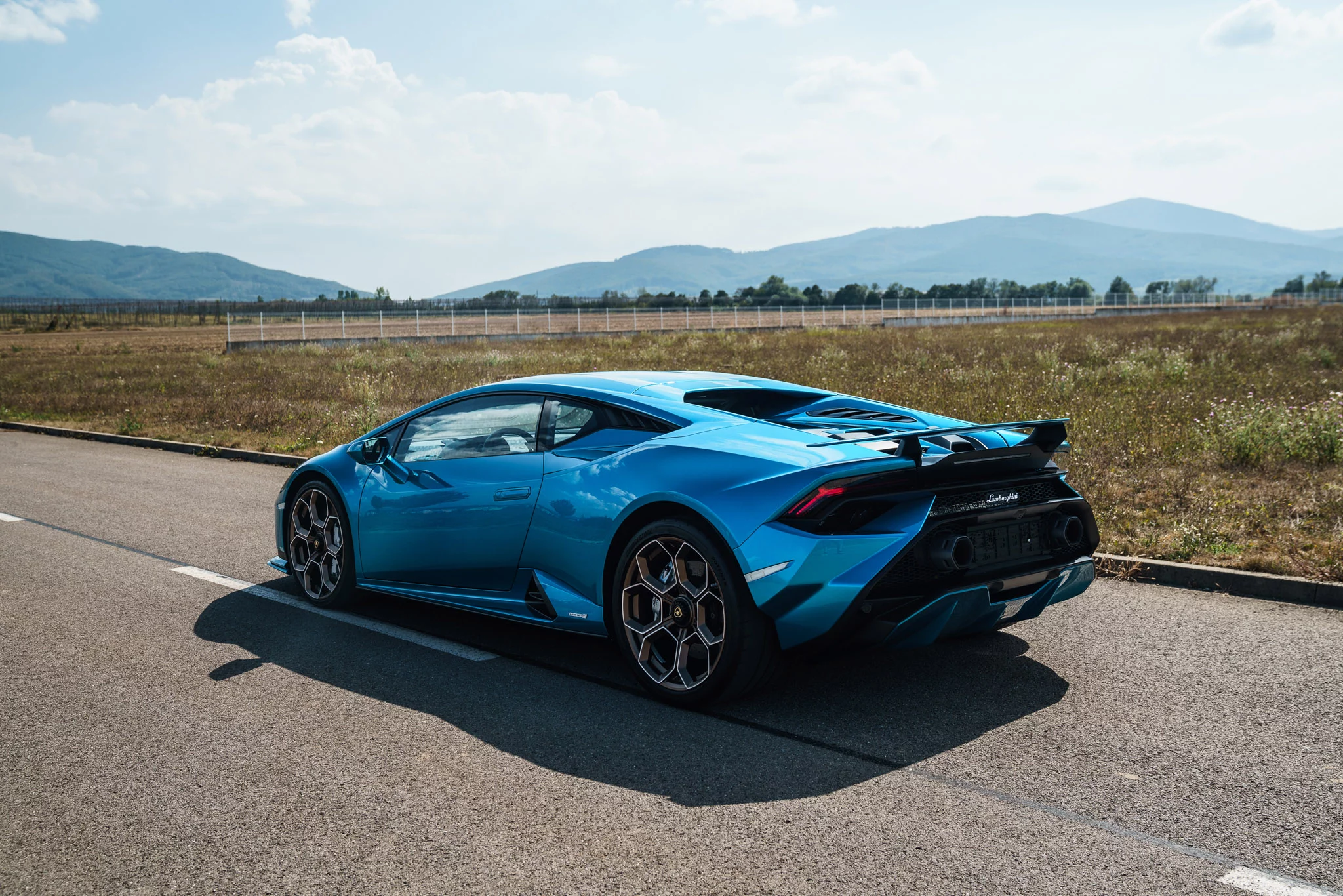 Blu Uranus Lamborghini Huracán