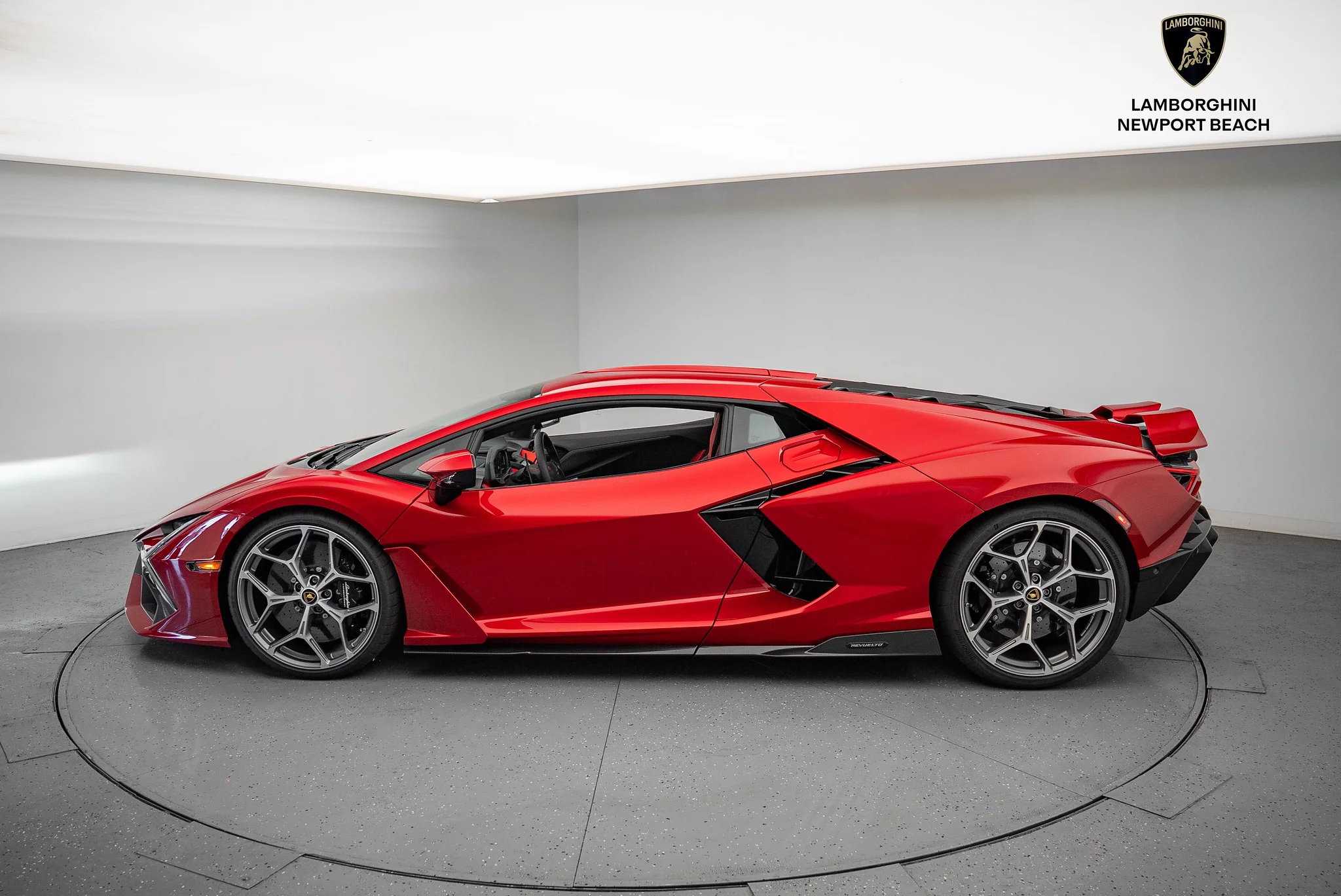 Rosso Efesto Lamborghini Revuelto