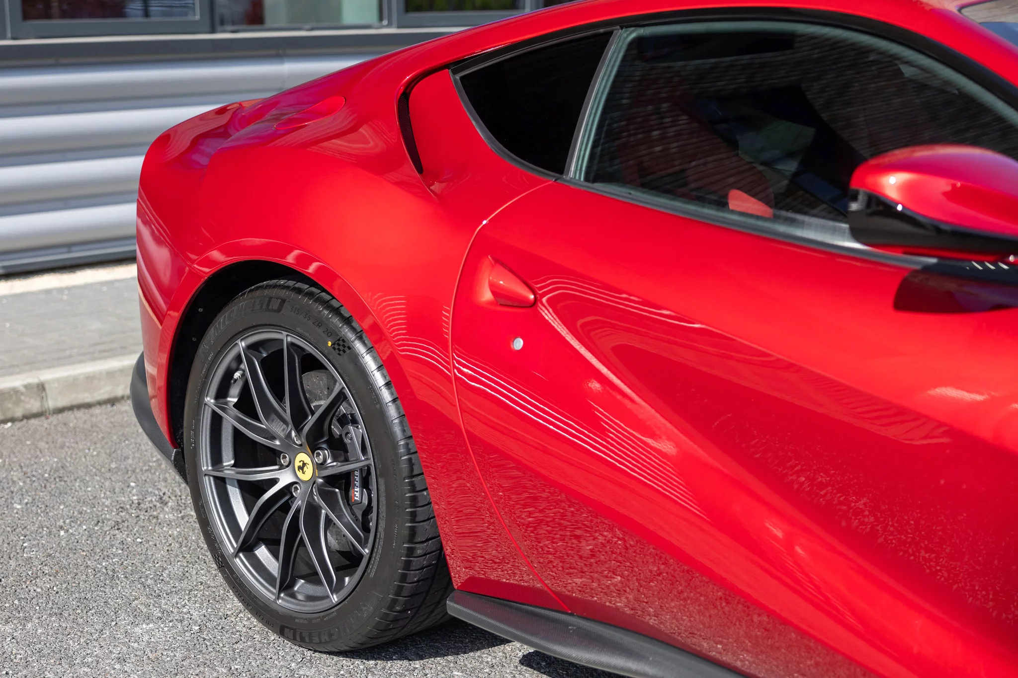 Rosso Coburn Ferrari 812