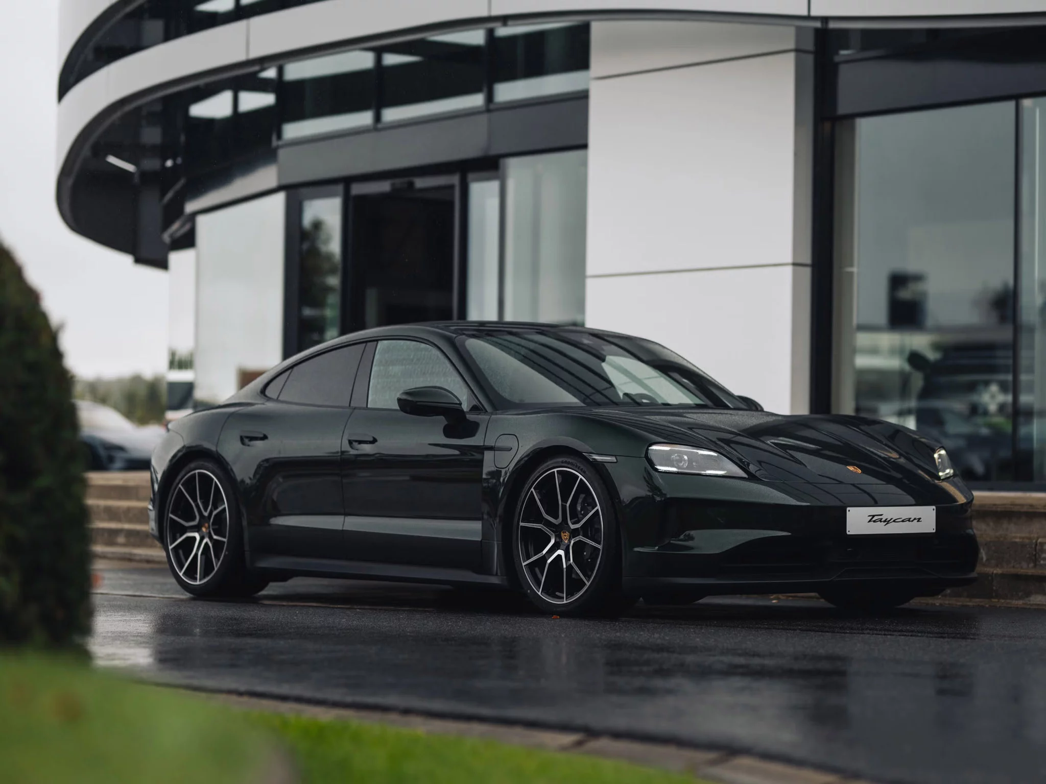 Oak Green Metallic Neo Porsche Taycan