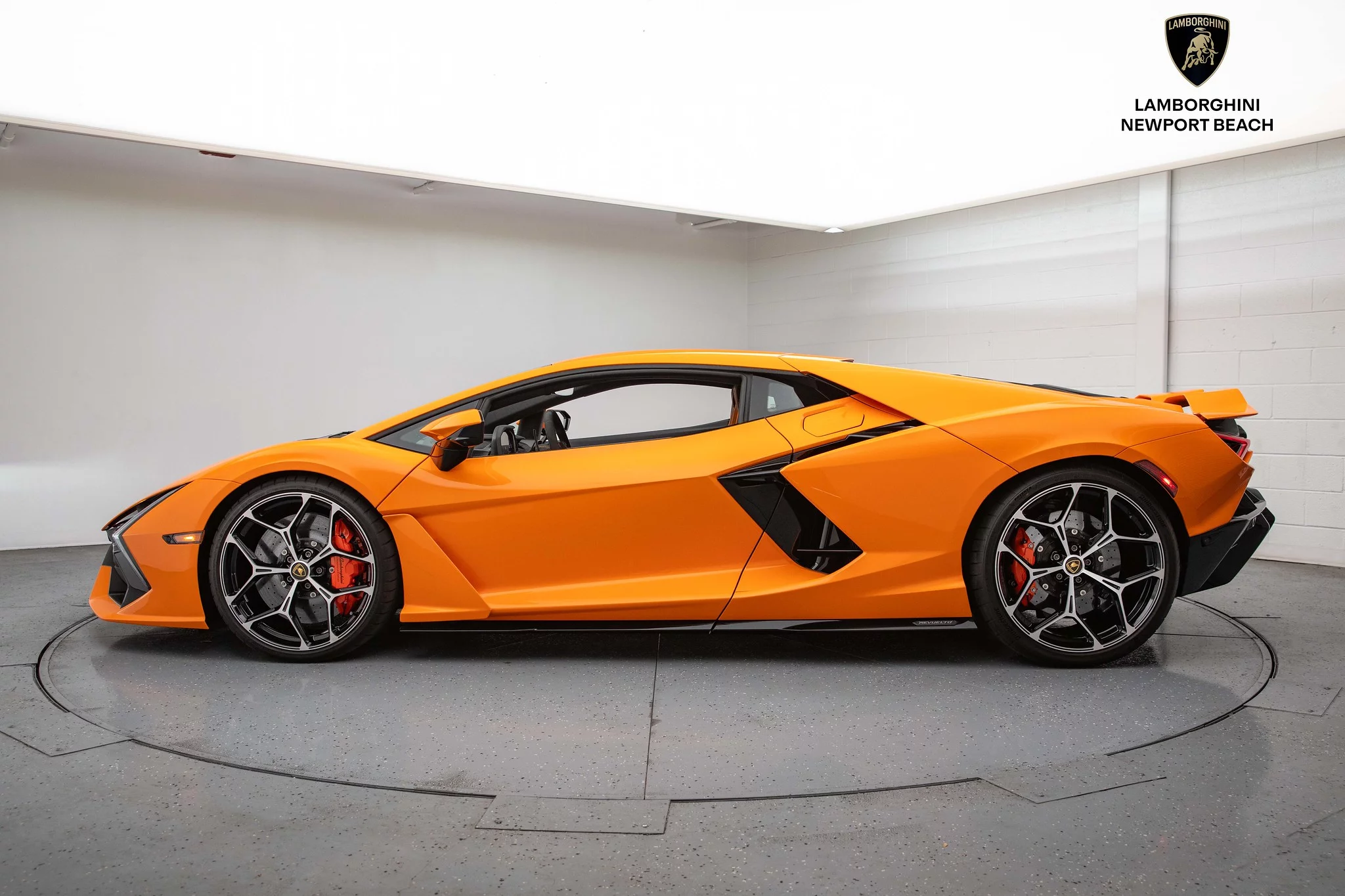 Arancio Borealis Lamborghini Revuelto