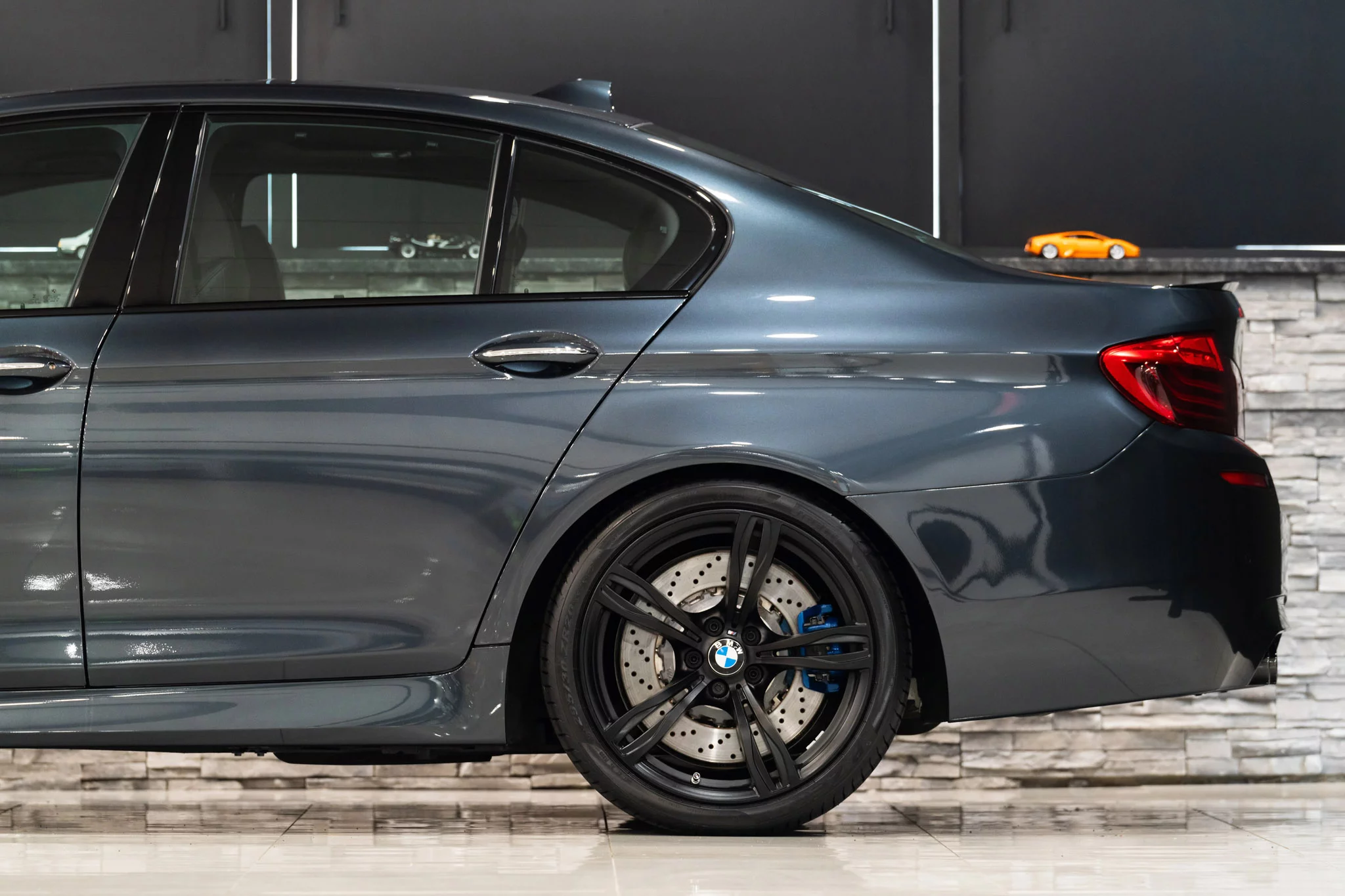 Singapore Grey BMW M5
