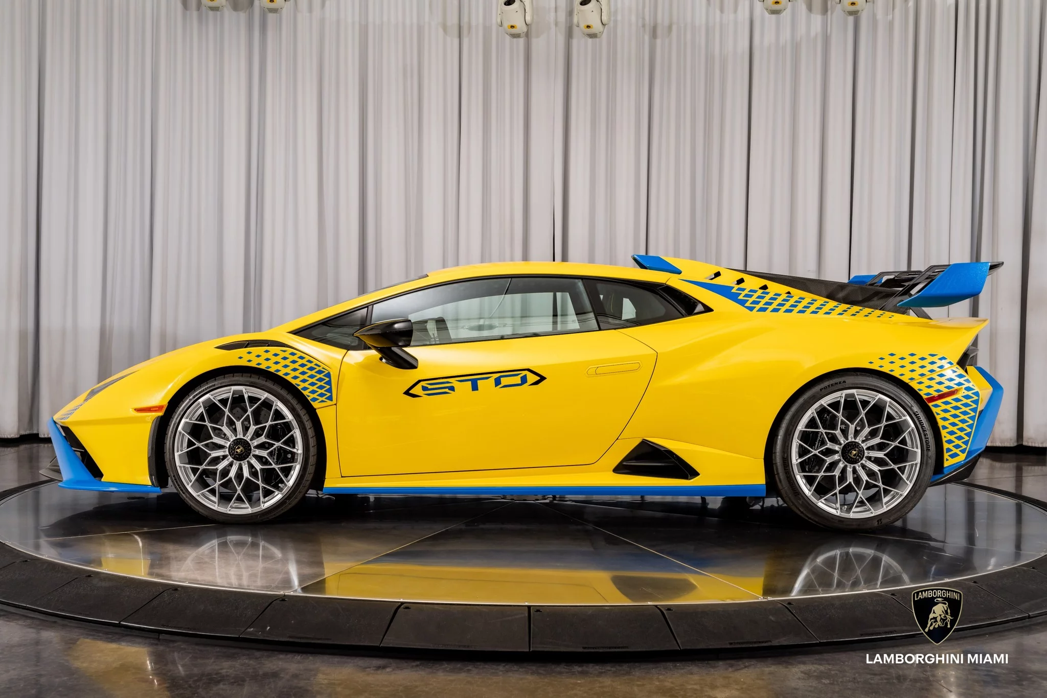 Giallo Belenus Lamborghini Huracán