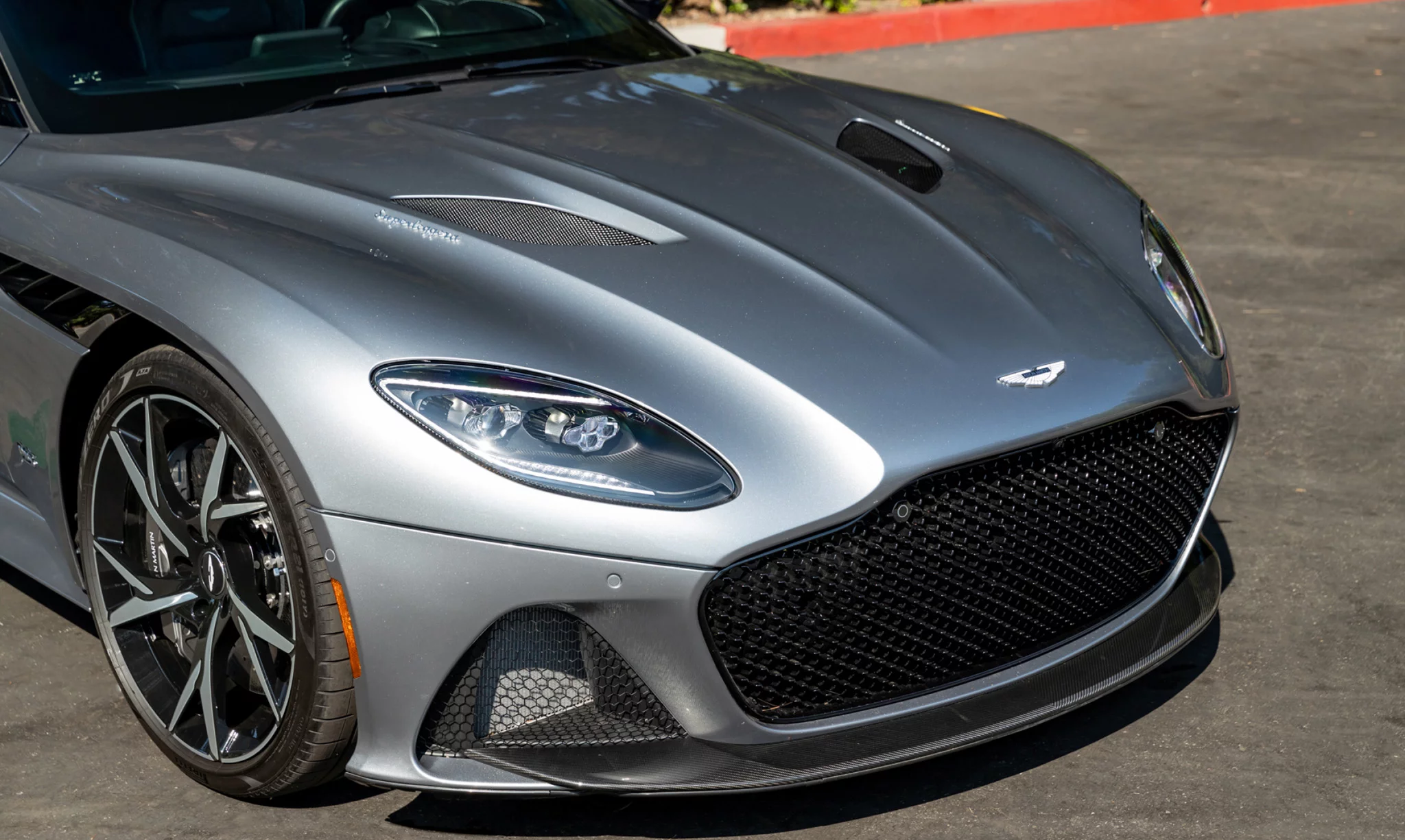 Grigio Titanio Aston Martin DBS