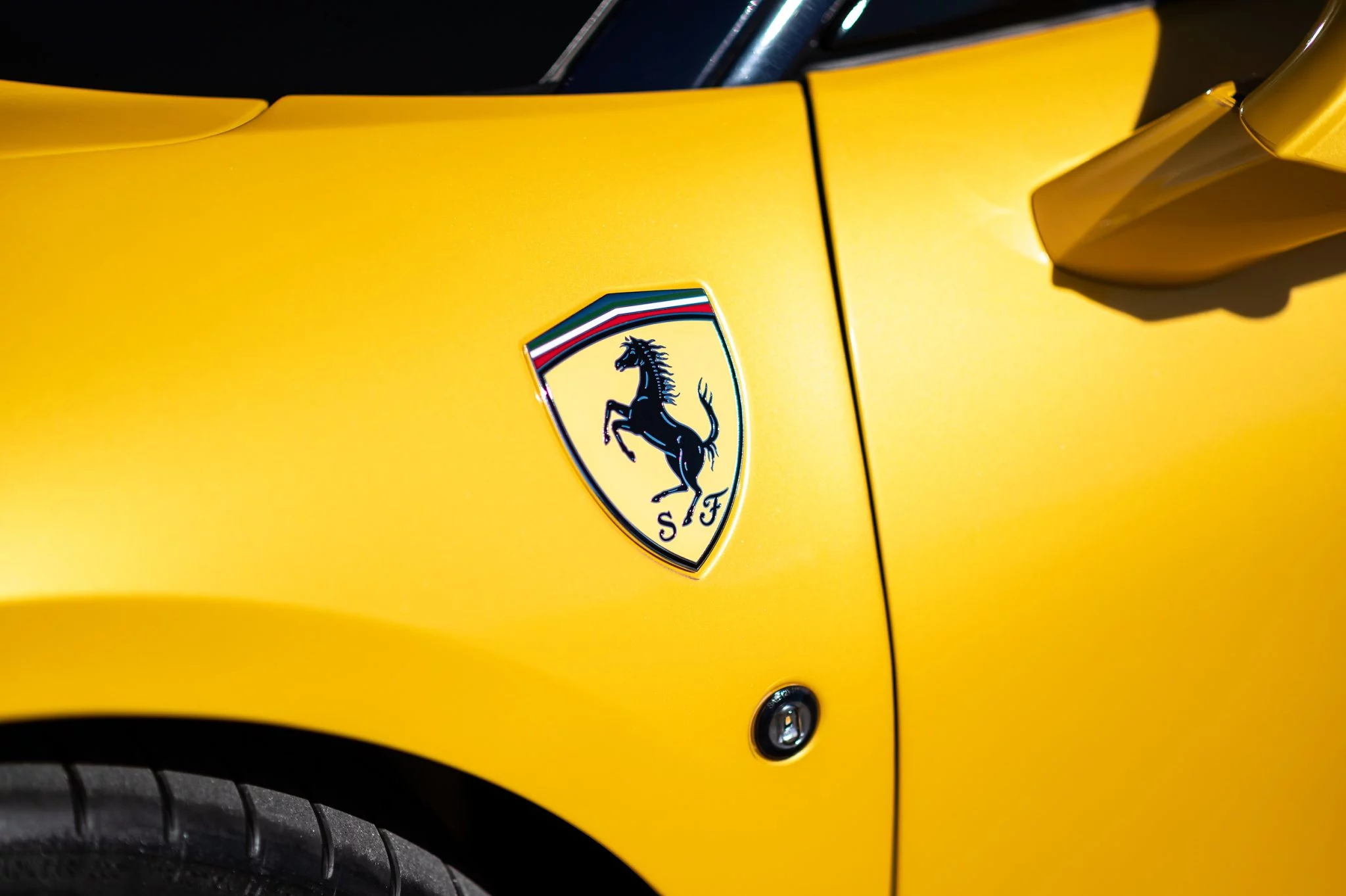 Giallo Triplo Strato Ferrari F8