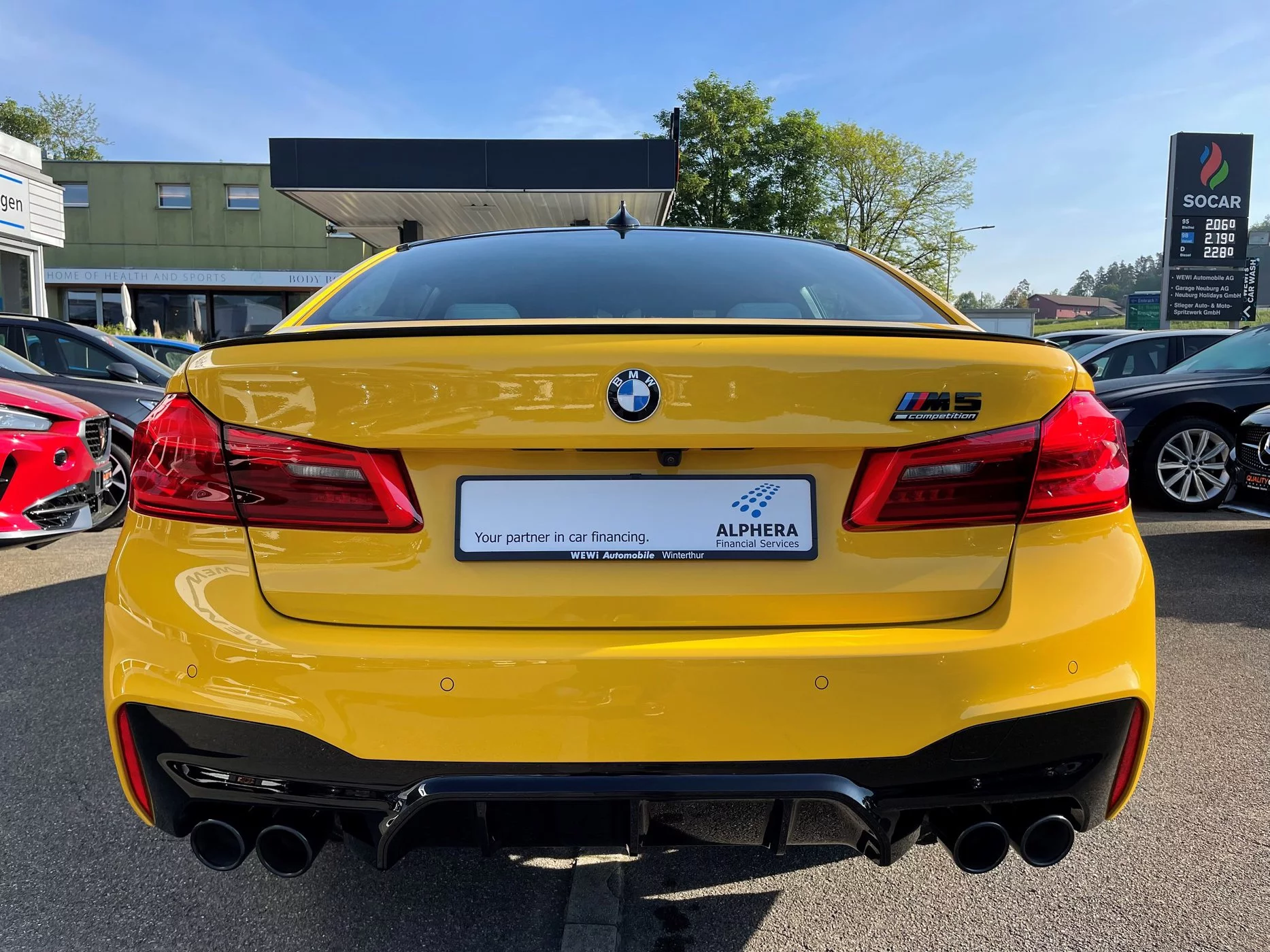 Speed Yellow BMW M5
