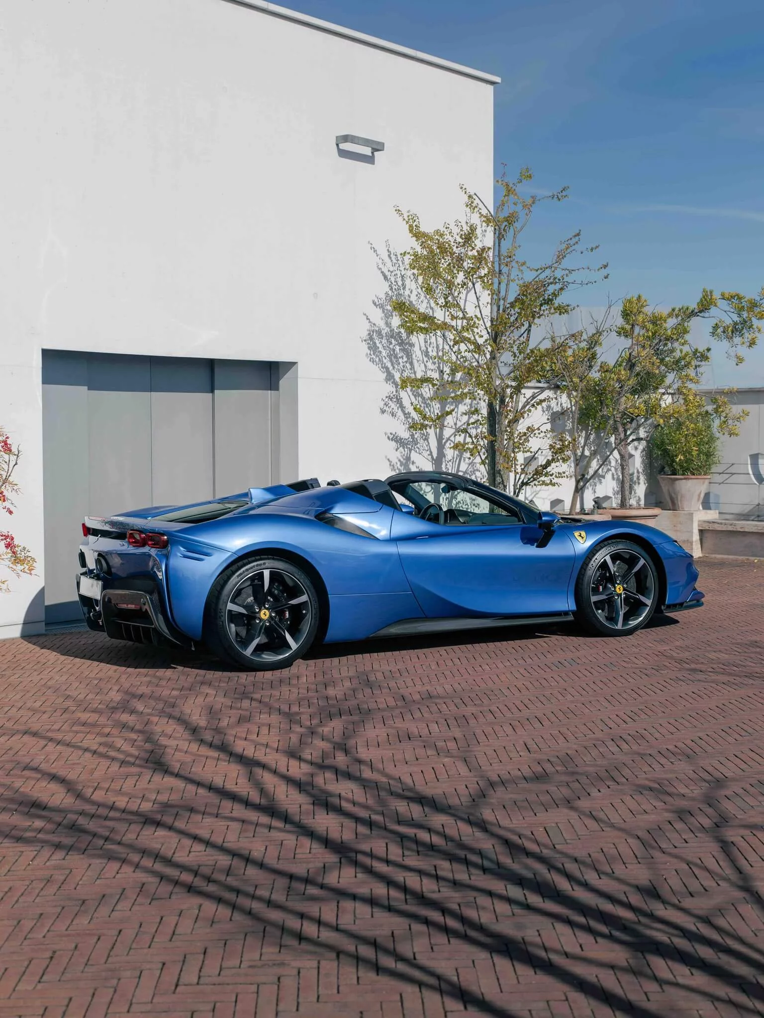 Azzurro Monaco Ferrari SF90