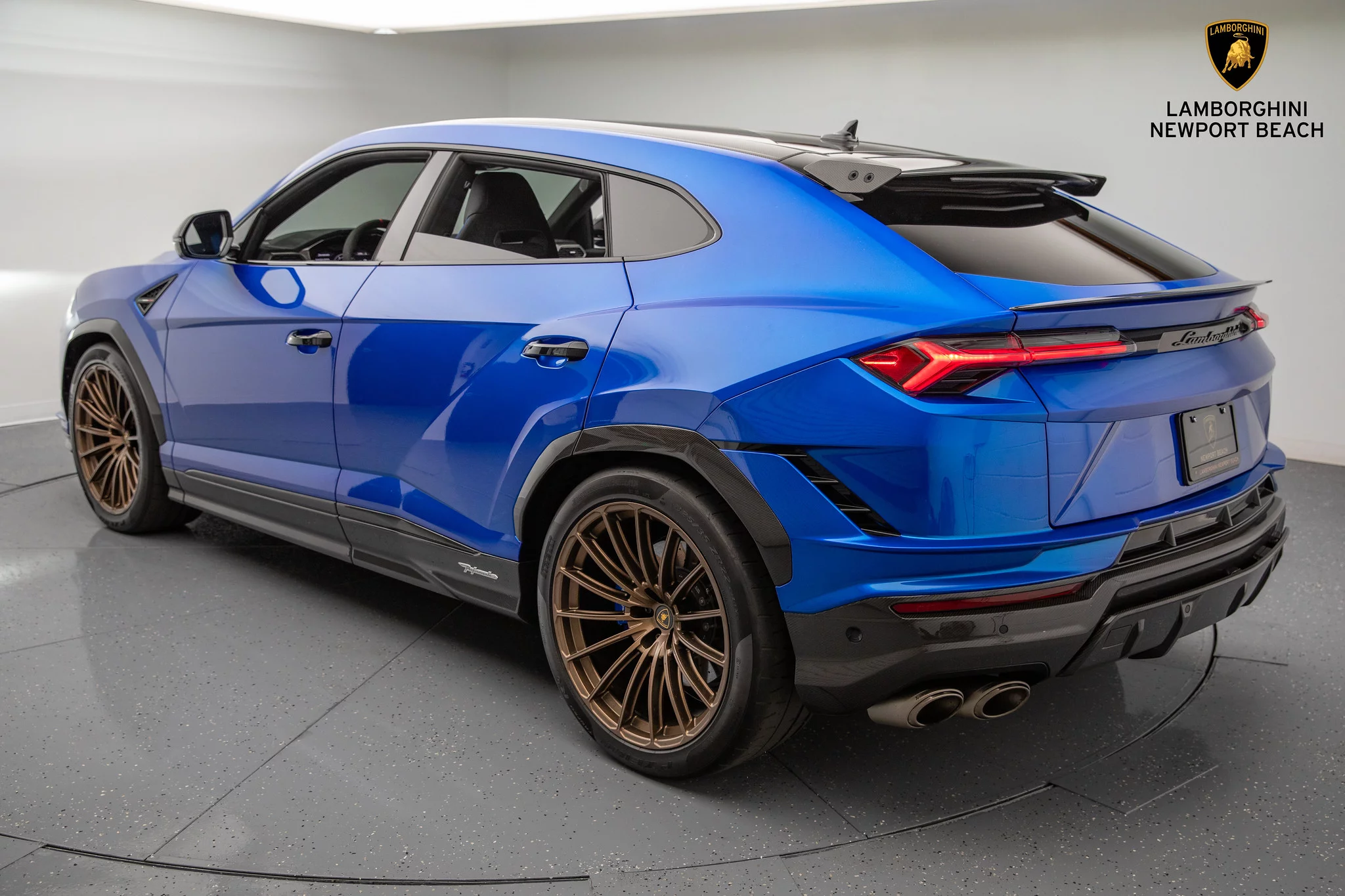 Blu Nethuns Lamborghini Urus