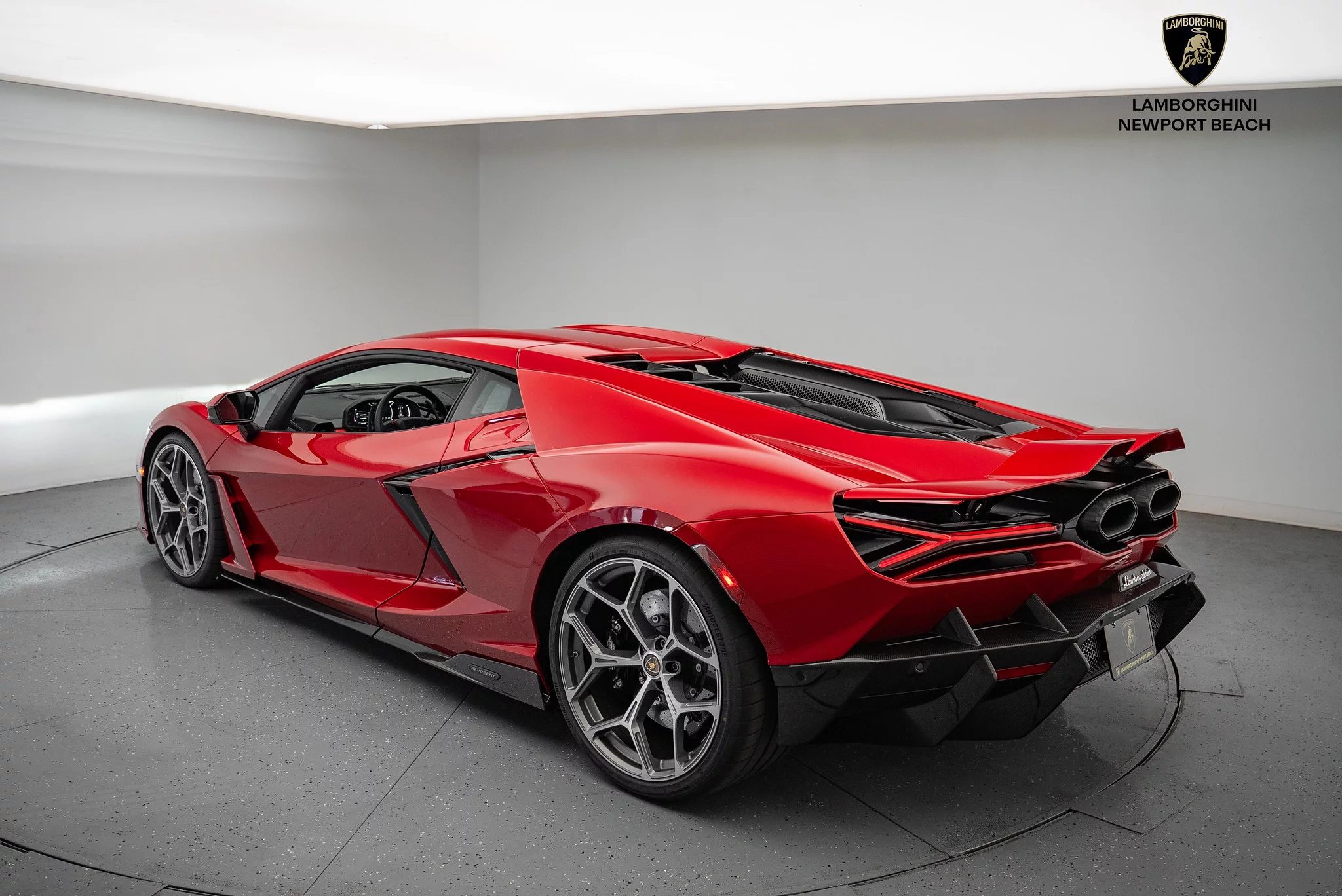 Rosso Efesto Lamborghini Revuelto