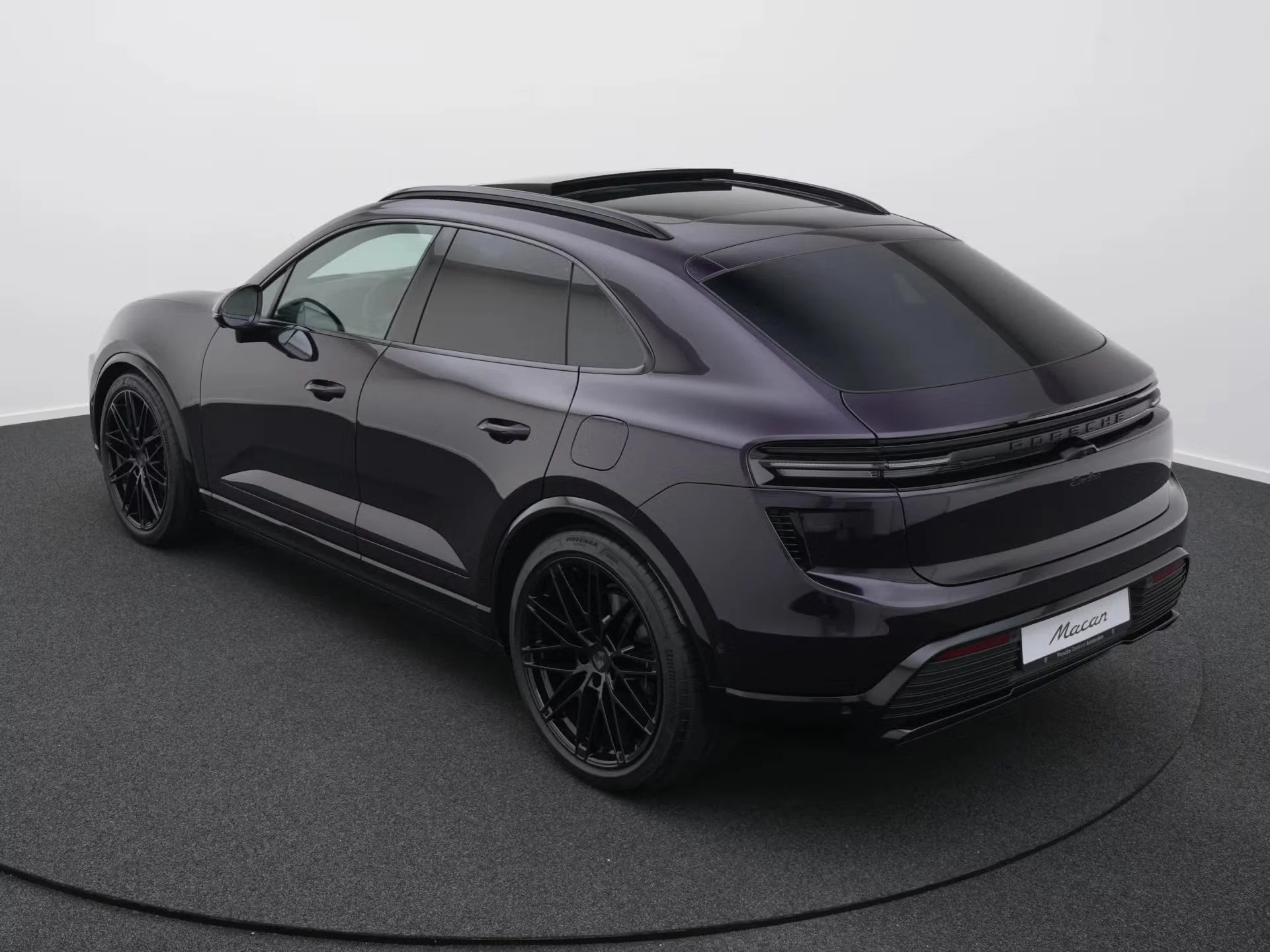 Viola Metallic Porsche Macan Electric