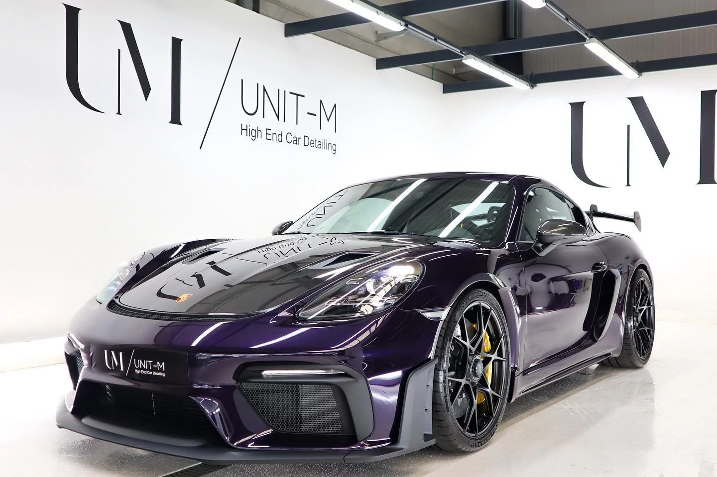 Viola Metallic Porsche Cayman GT4 RS