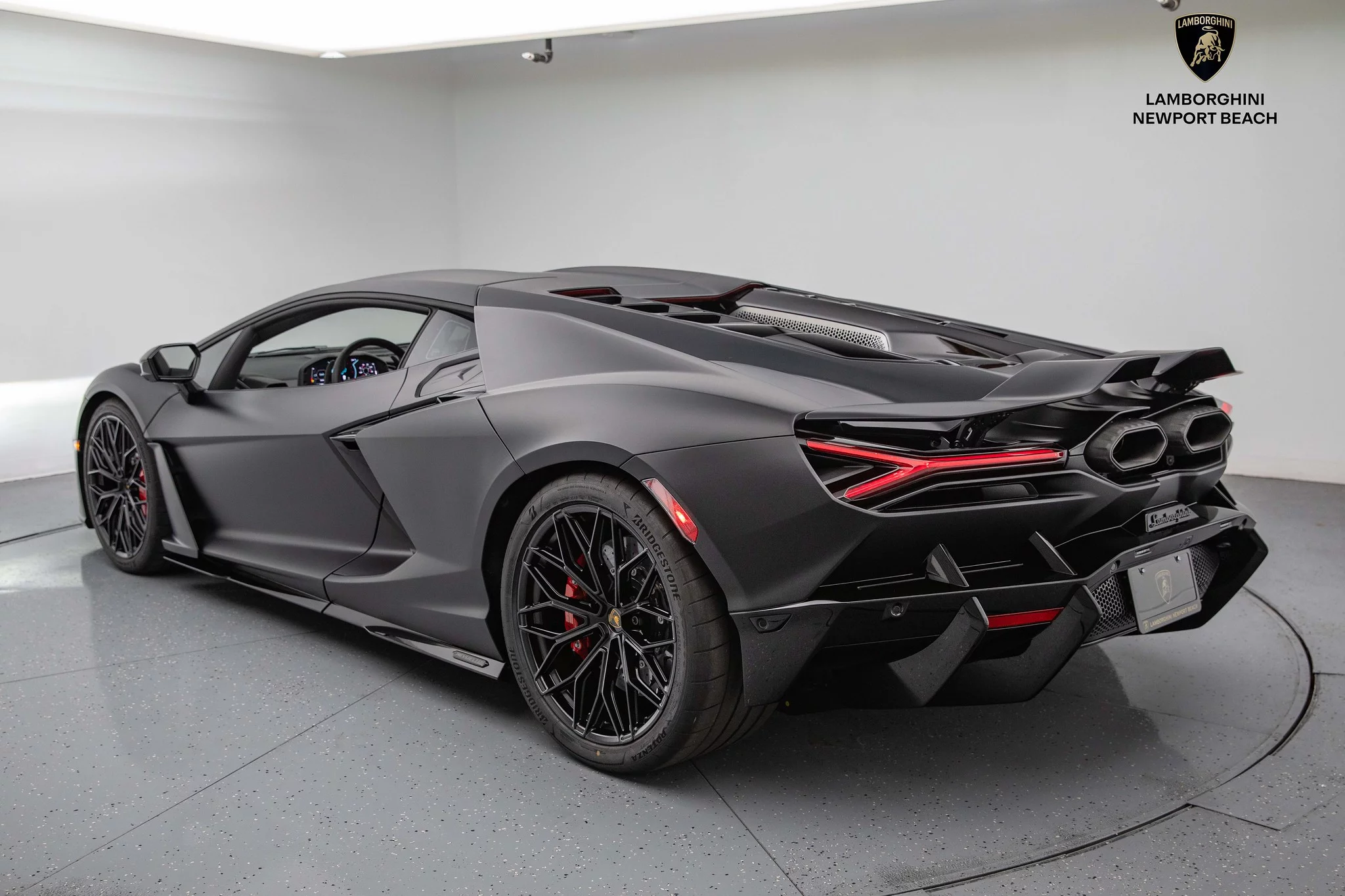 Nero Nemesis Lamborghini Revuelto
