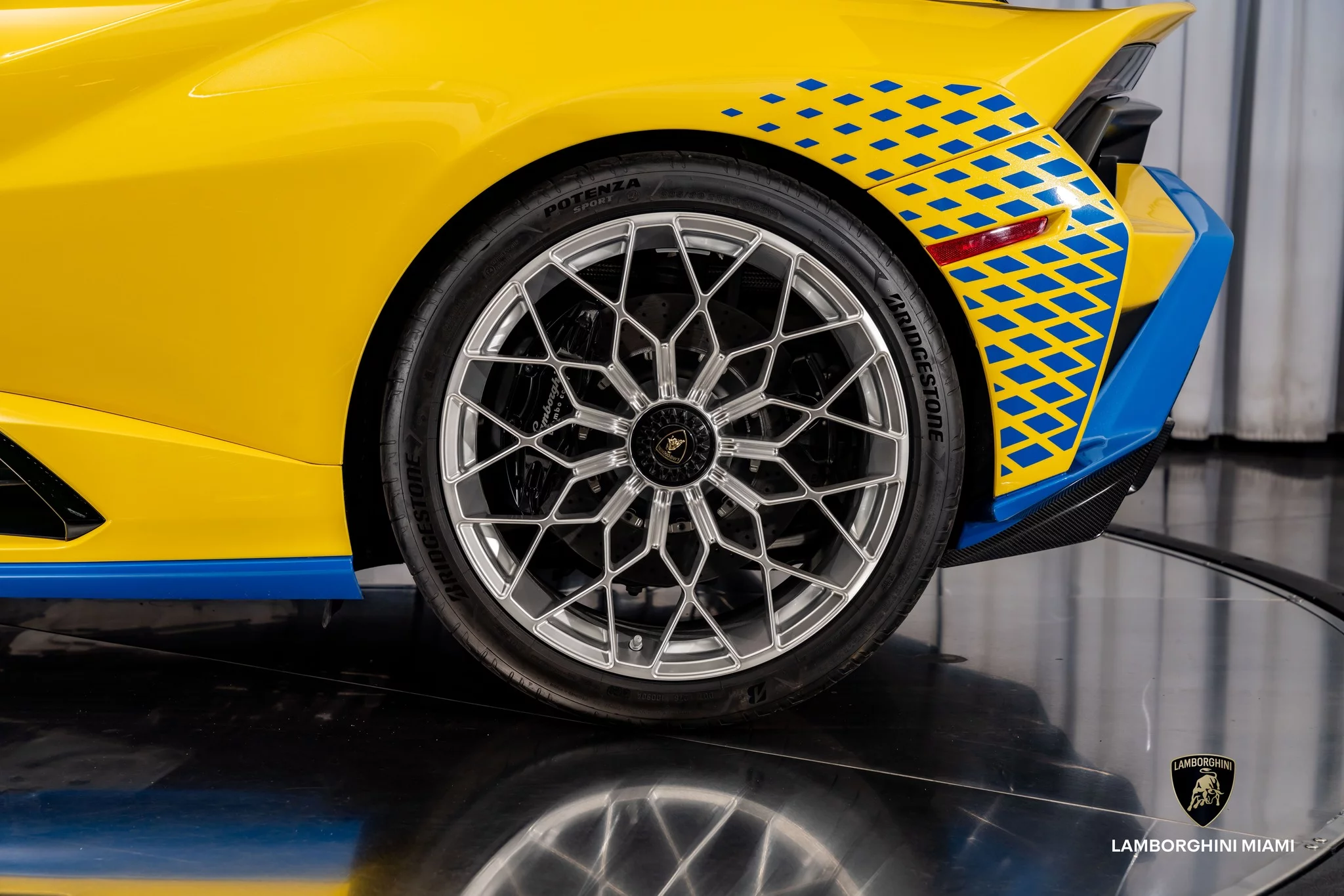 Giallo Belenus Lamborghini Huracán