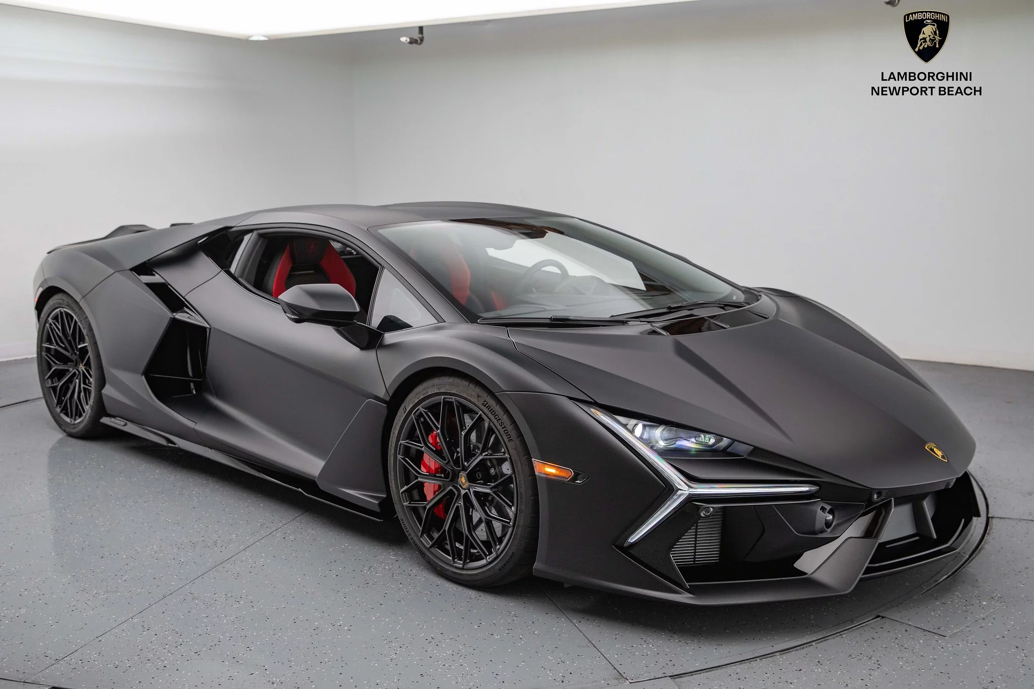 Nero Nemesis Lamborghini Revuelto