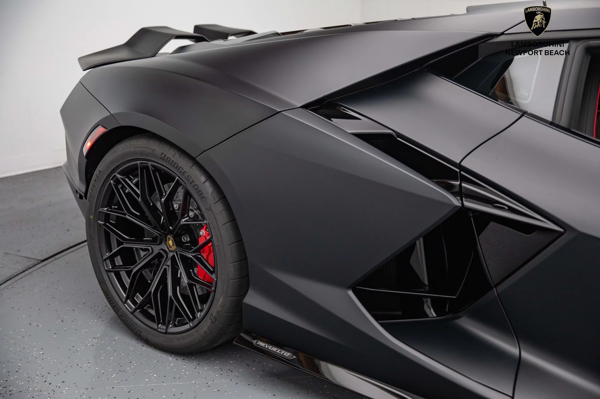 Nero Nemesis Lamborghini Revuelto