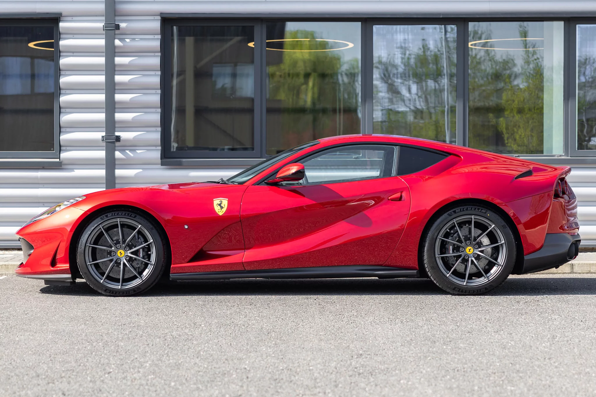 Rosso Coburn Ferrari 812