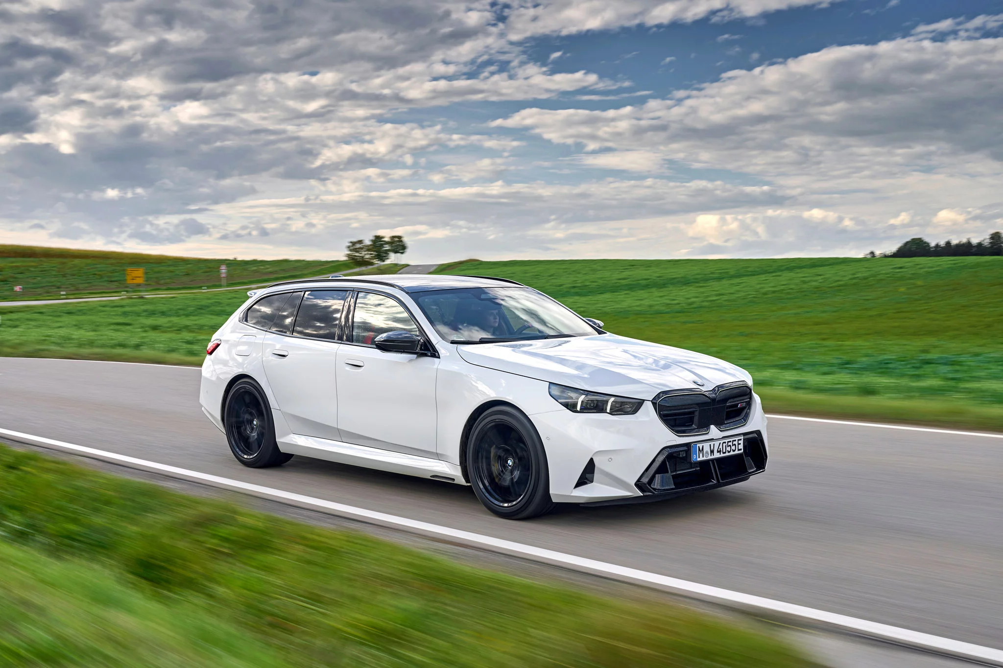 Alpine White III BMW M5